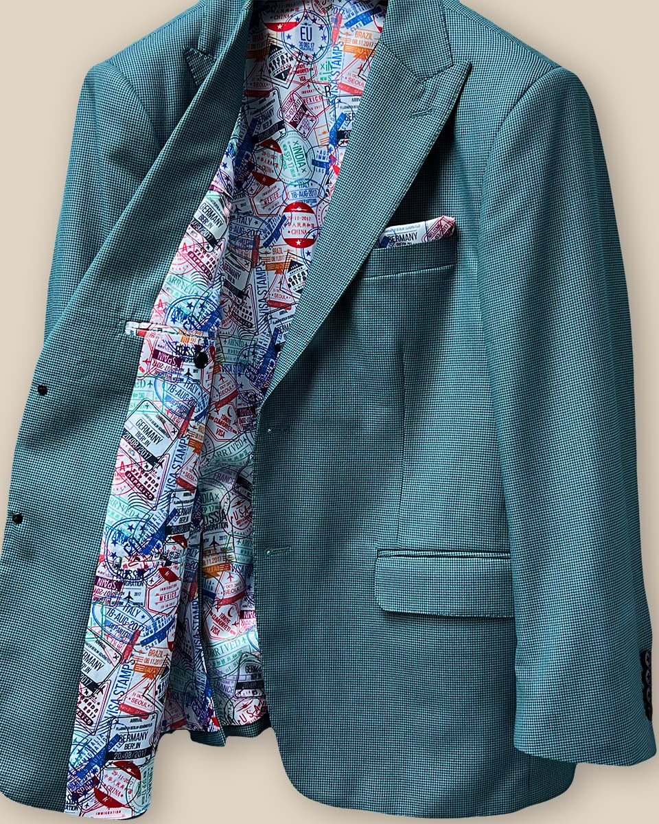 Contrast buttonholes add flair to this casual hunter green sportcoat.