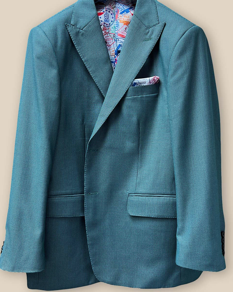 Detailed look at the hunter green houndstooth design on a men's sportcoat.