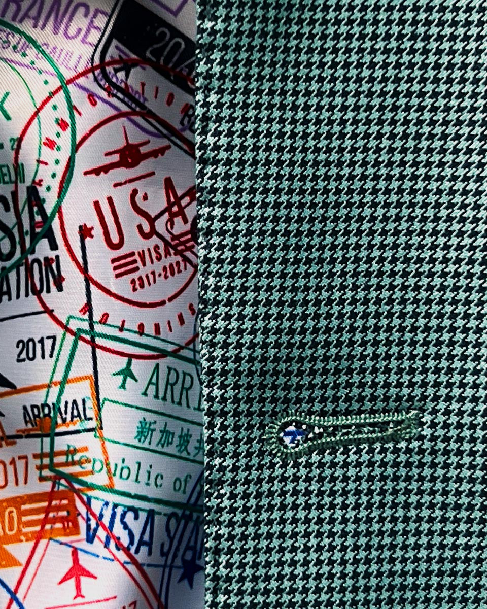 Flash linings add a pop of color to the sportcoat's interior.