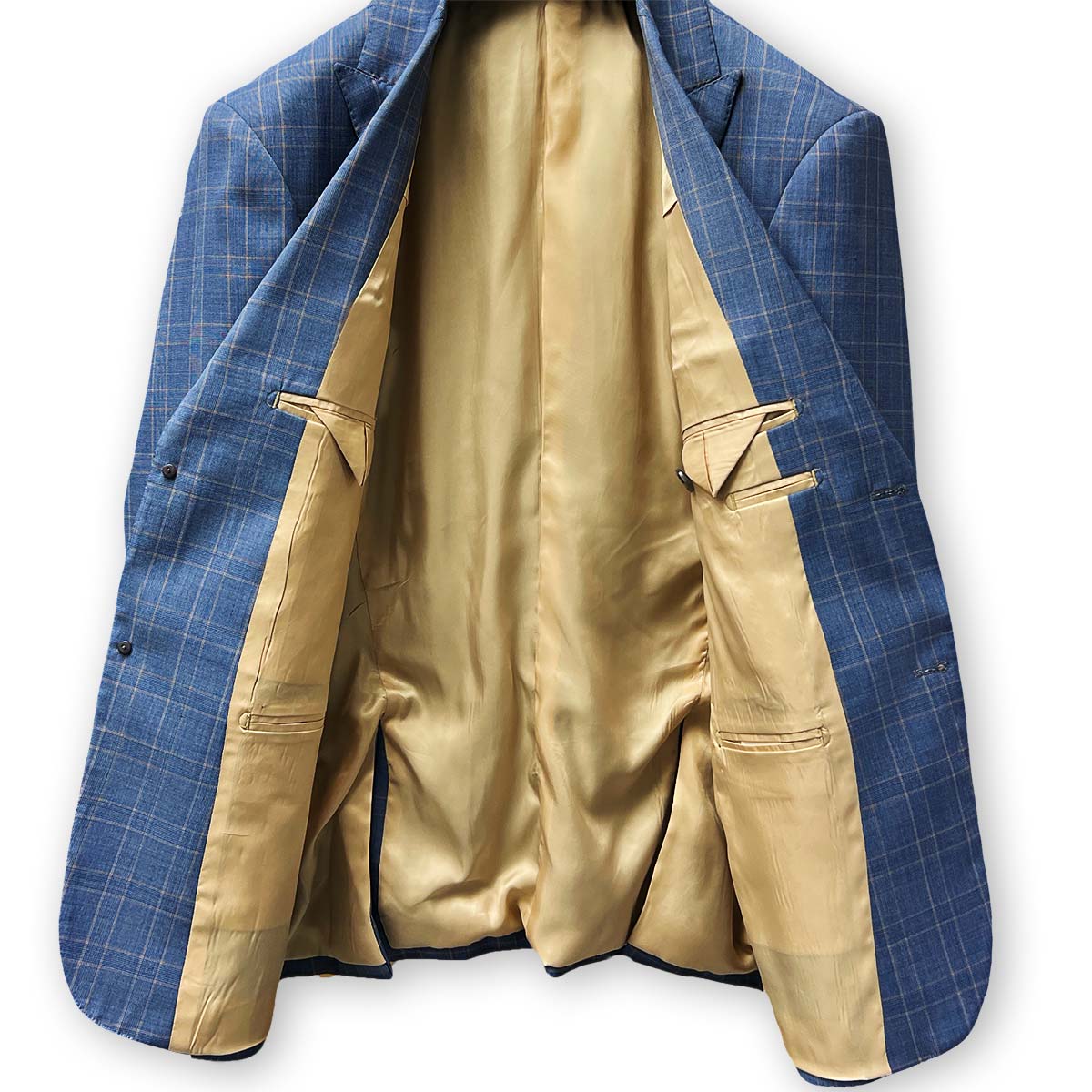 Full canvas construction ensures durability and shape in this men's suit.