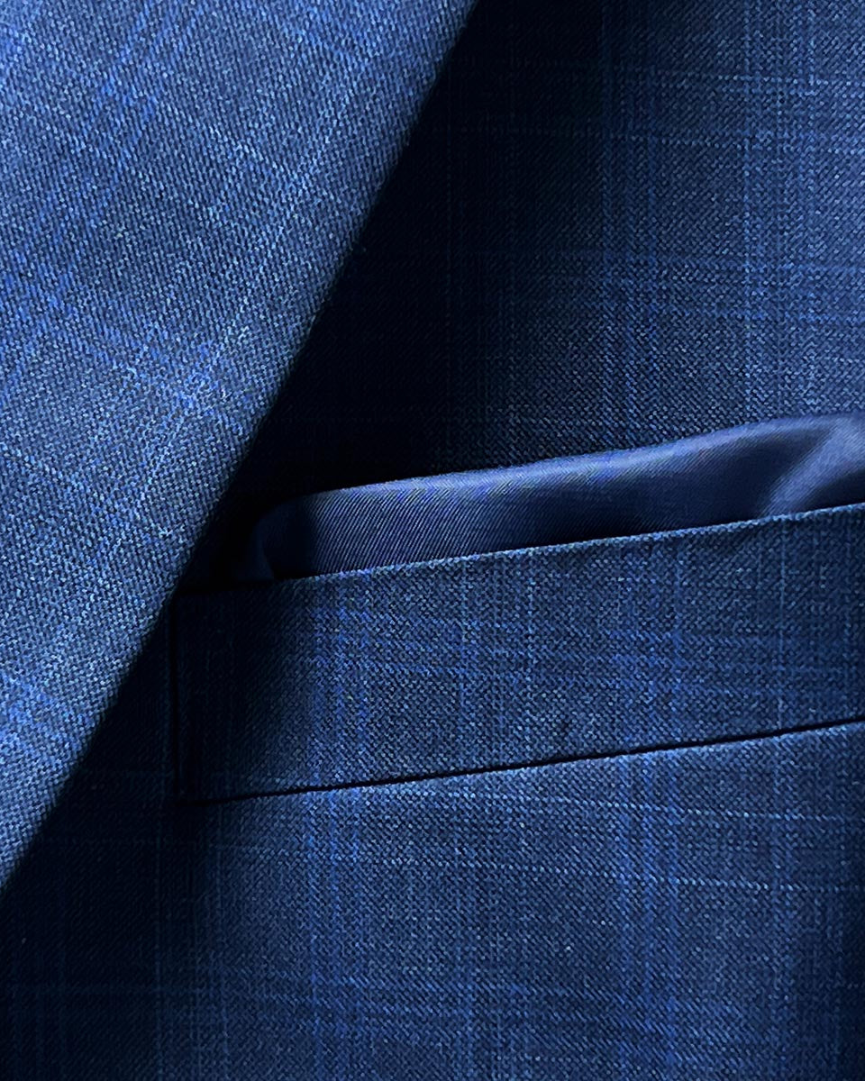 Breast pocket close-up, navy.