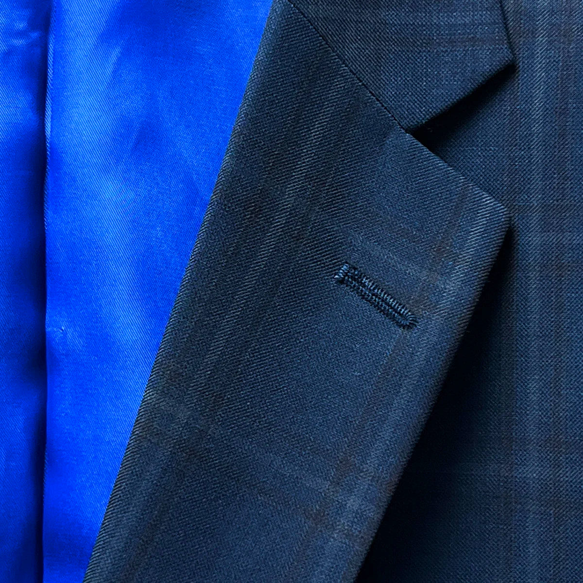 Detailed image of the sportcoat's notch lapel design.