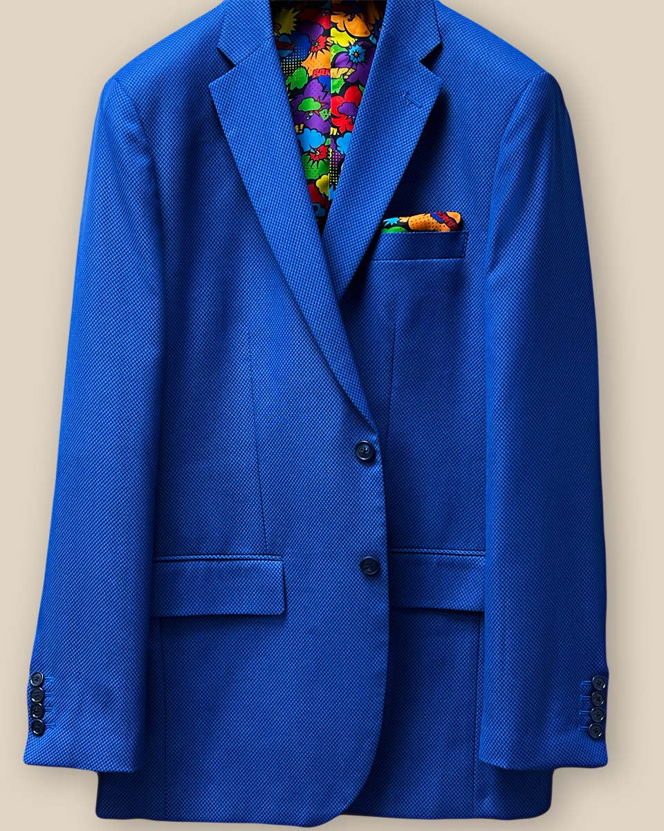 Detailed view of the jacket button panel with navy blue horn buttons on the sapphire blue men's suit, reflecting a sleek design.