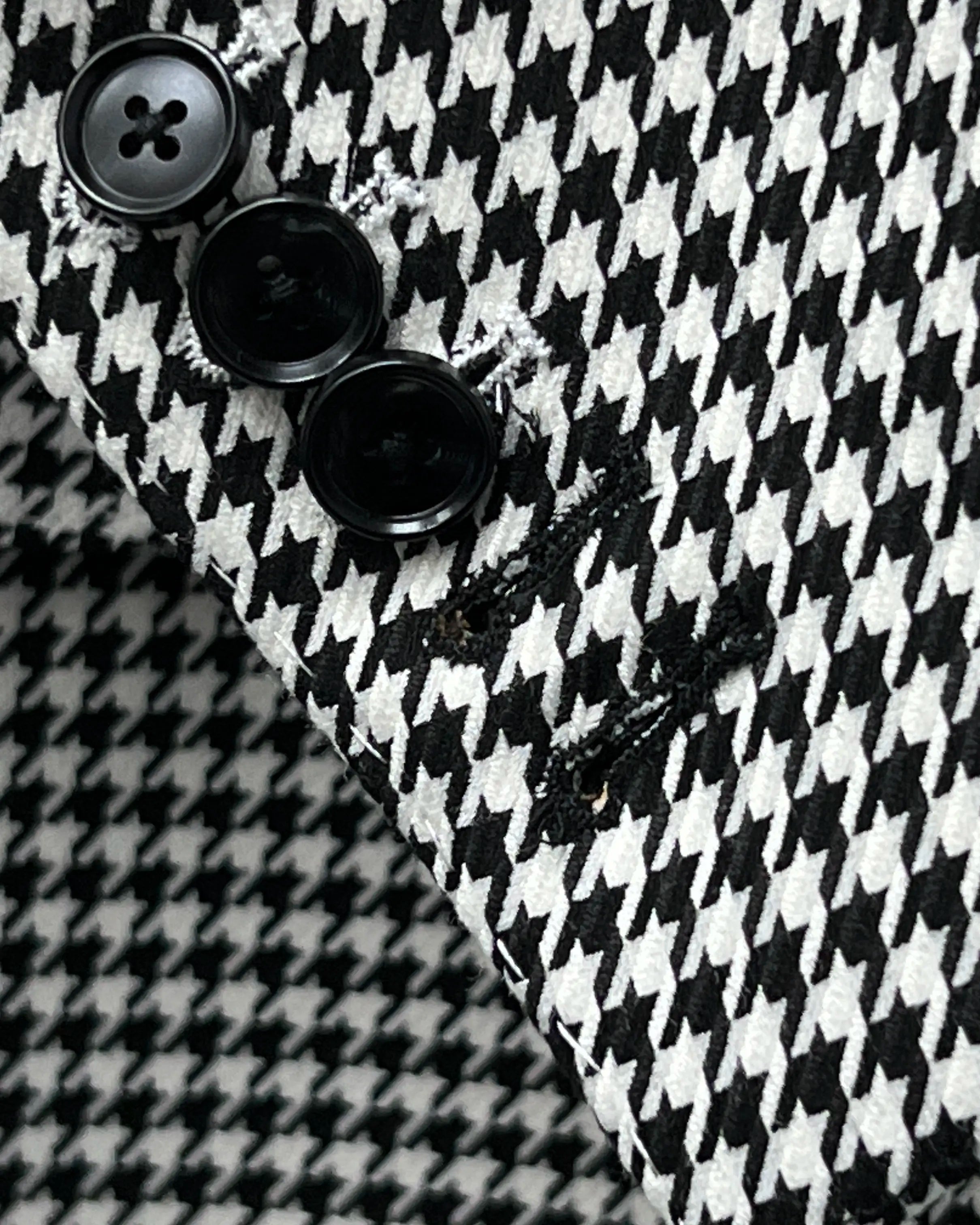 Sleeve cuff close up of High Contrast Black and White Houndstooth men's sport coat showing functional sleeve buttons and the black contrast last buttonhole.