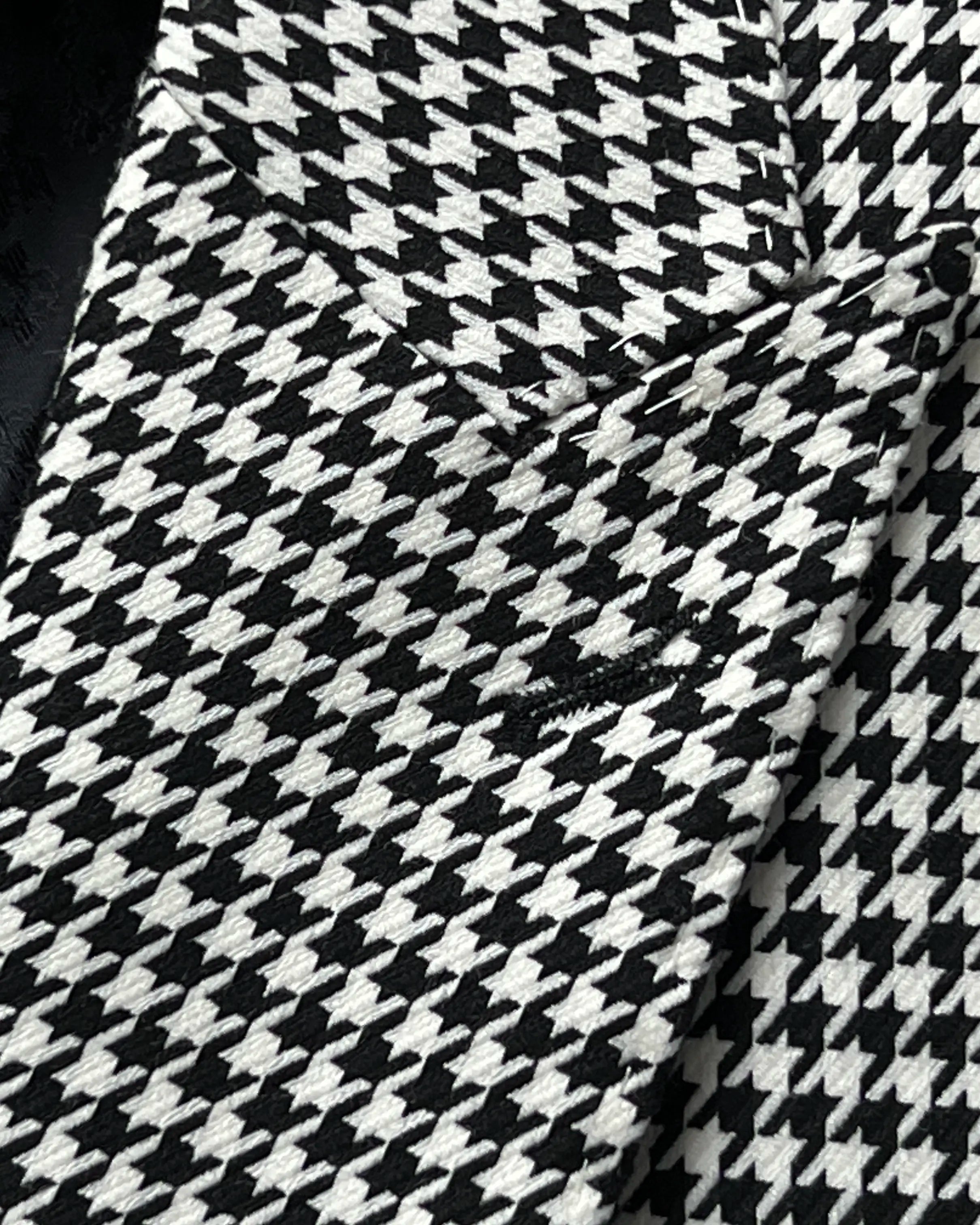 Lapel buttonhole close up of High Contrast Black and White Houndstooth men's sport coat showing black contrast stitching.