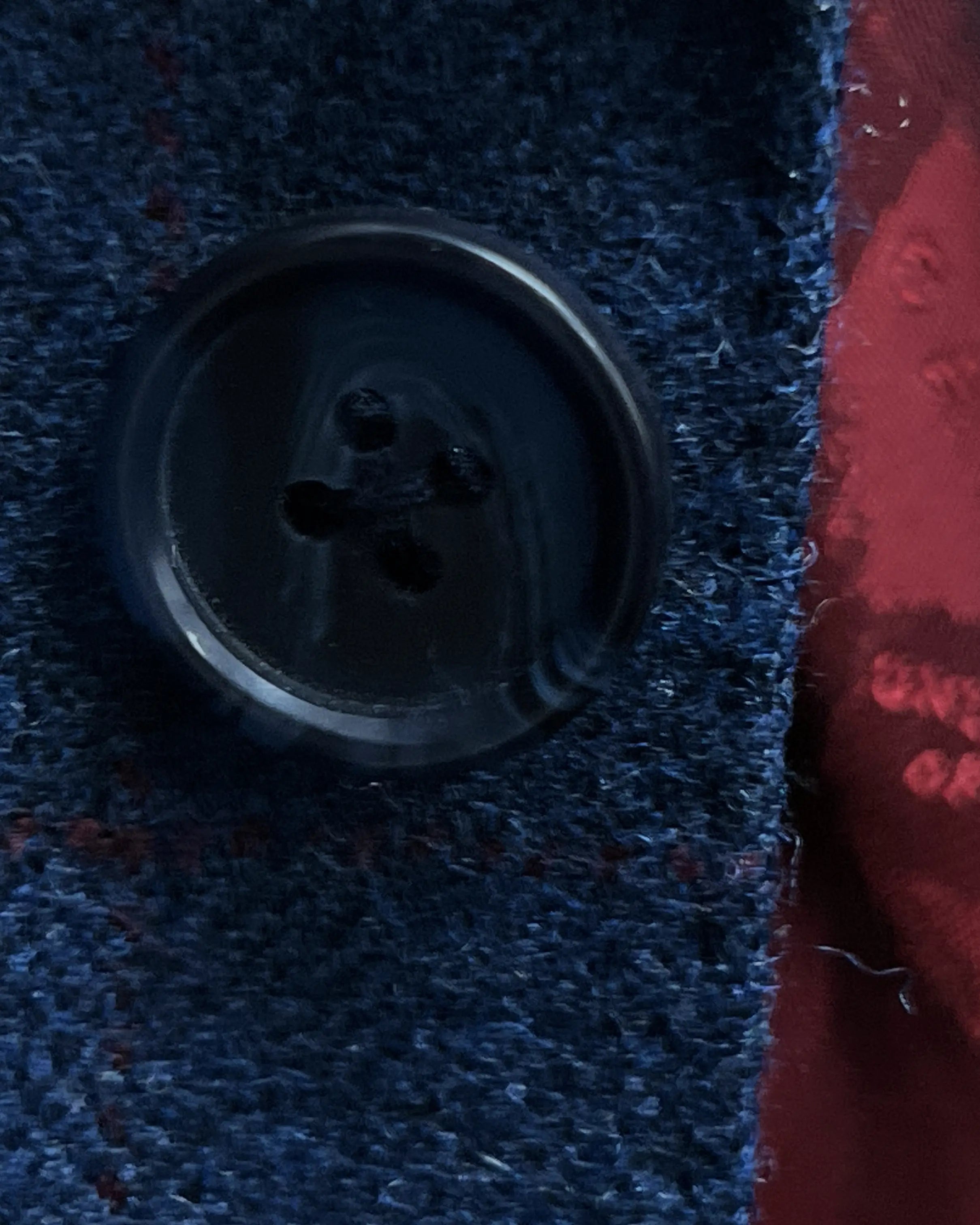 Button detail of teal blue with red windowpane men's sport coat showing dark navy horn buttons