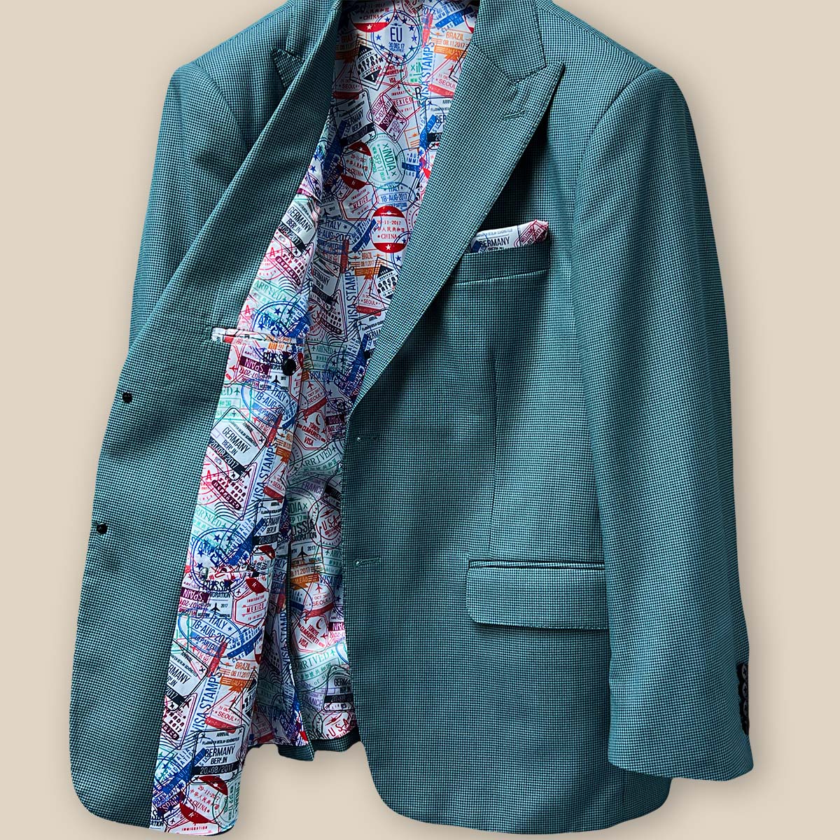 Contrast buttonholes add flair to this casual hunter green sportcoat.