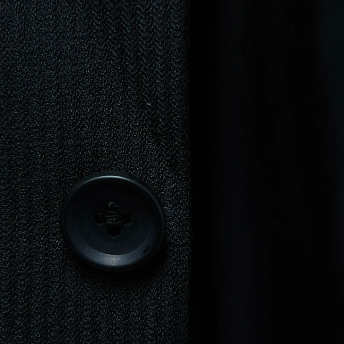 Close-up of the black horn buttons with a marble effect, adding a touch of sophistication to the suit.
