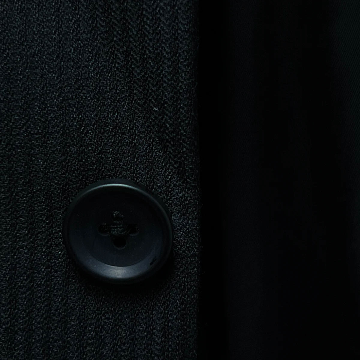 Close-up of the black horn buttons with a marble effect, adding a touch of sophistication to the suit.