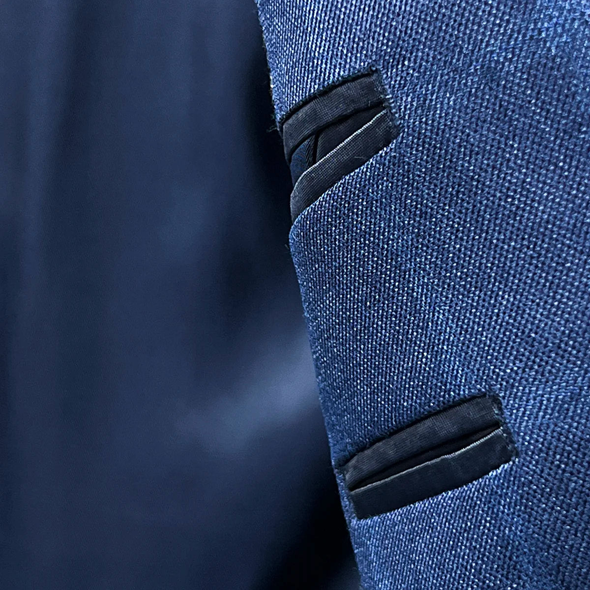 Accent flash lining detail in the Indigo Blue Windowpane sport coat showing contrasting color or pattern