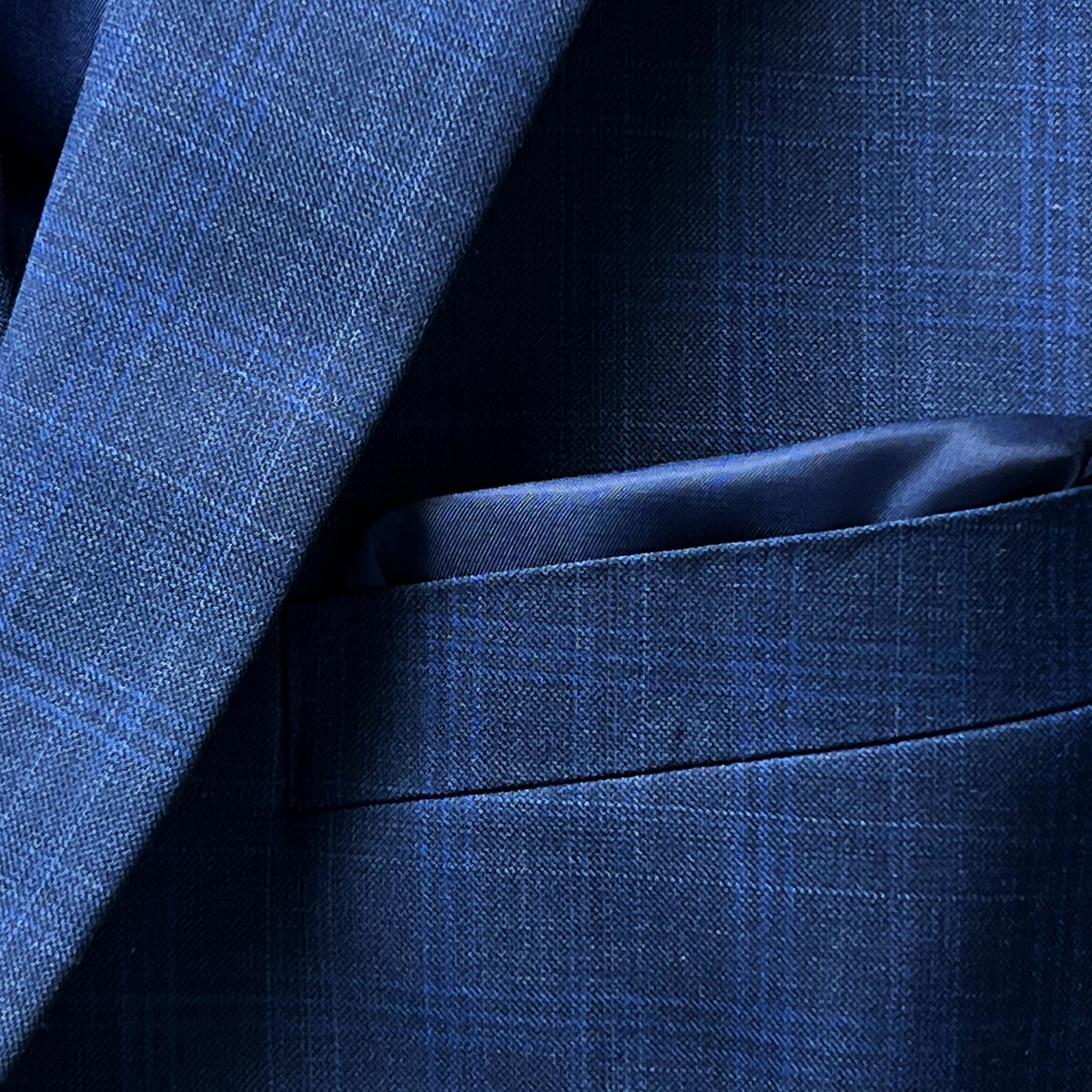 Breast pocket close-up, navy.