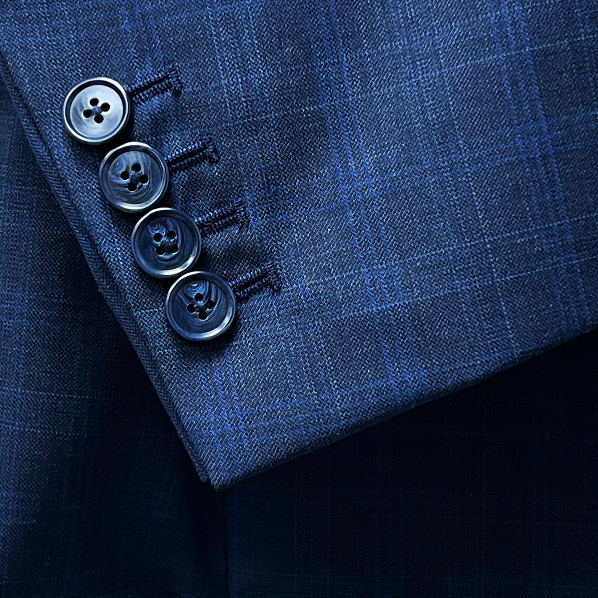 Sleeve buttonholes, windowpane.