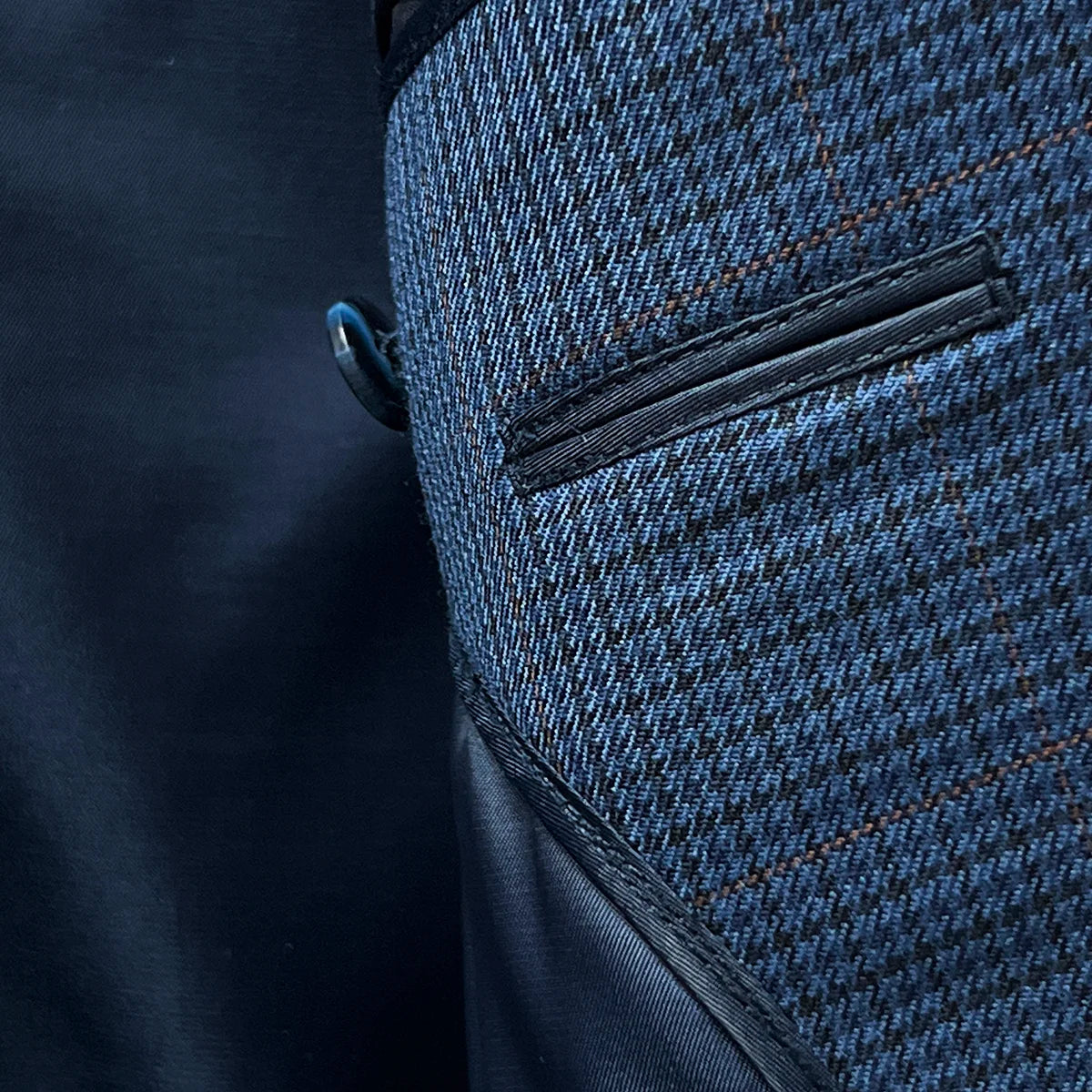 Dark blue bemberg lining of the prussian blue suit jacket, ensuring comfort and a premium feel.