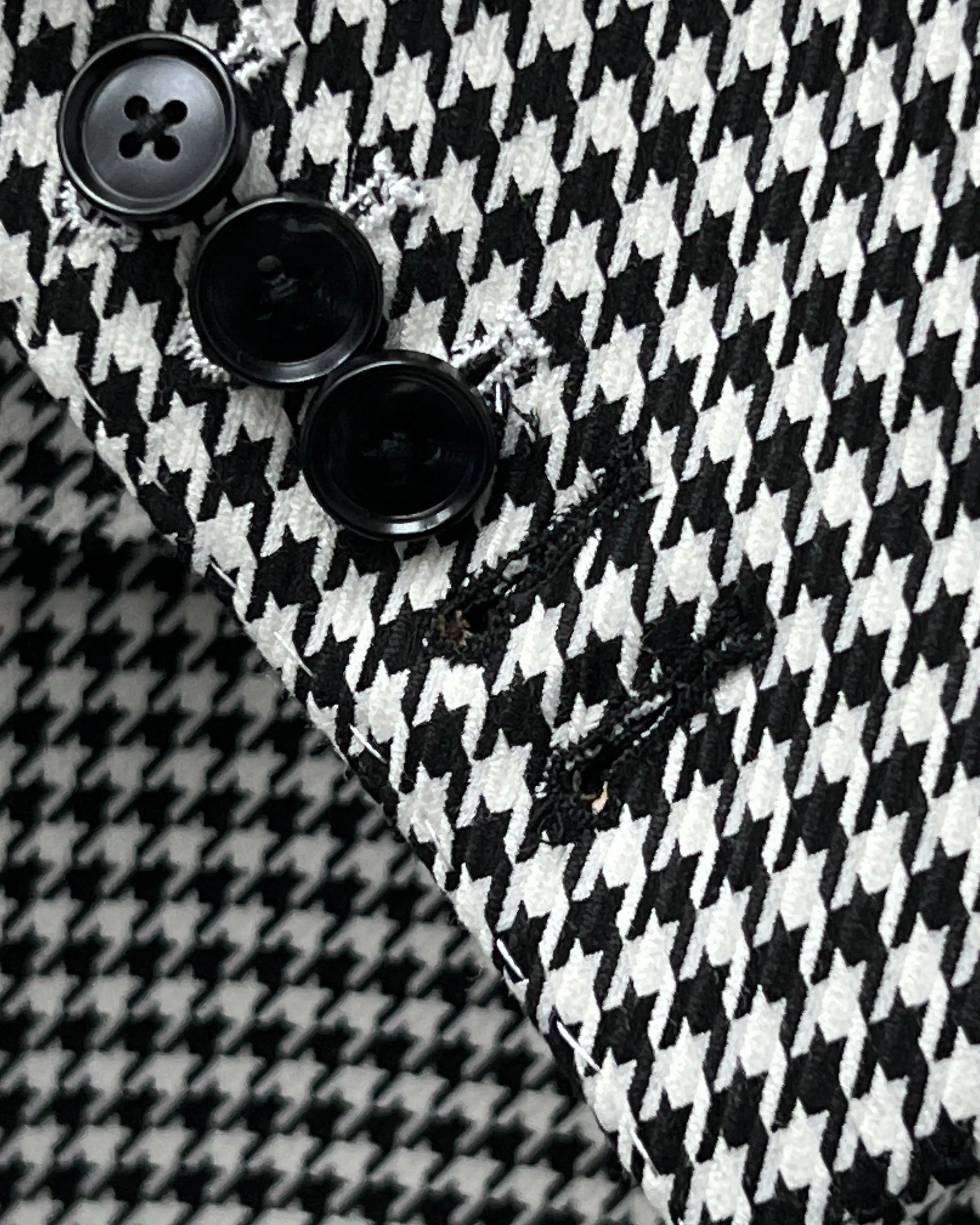 Sleeve cuff close up of High Contrast Black and White Houndstooth men's sport coat showing functional sleeve buttons and the black contrast last buttonhole.